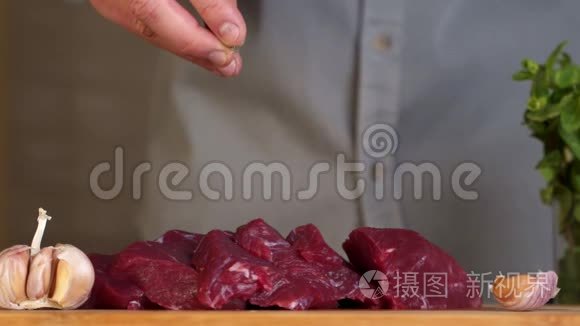 撒上香料和胡椒的生肉视频