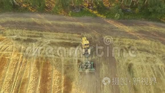 拖拉机播种和耕种田地视频