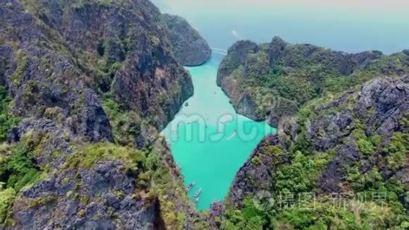 热带湾及山脉的空中影像视频