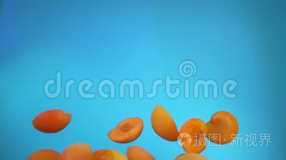 酸辣的杏半部在蓝色背景上反弹视频