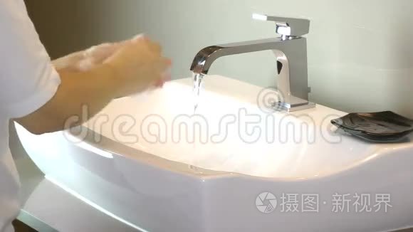 用肥皂在自来水中洗手