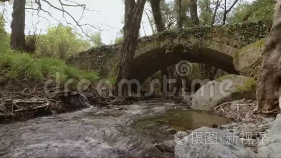 中世纪桥下的河流视频