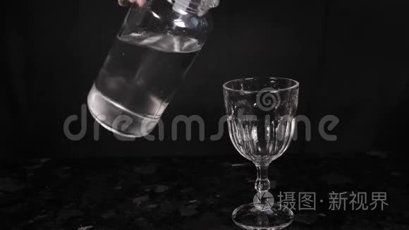 把饮用水倒进玻璃杯里视频