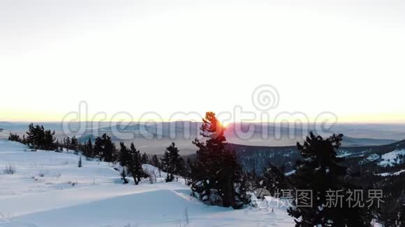 从高地雪空中反射出橙色的晚霞视频