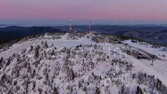 大型现代化滑雪场，位于白色山顶空中