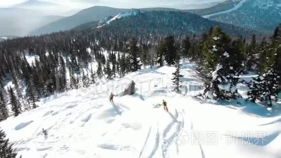 冬季运动人士在特别跑道上滑雪视频