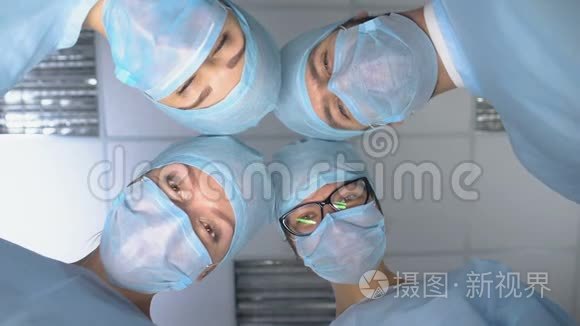 微笑的外科医生团队面对，POV患者在手术麻醉后醒来