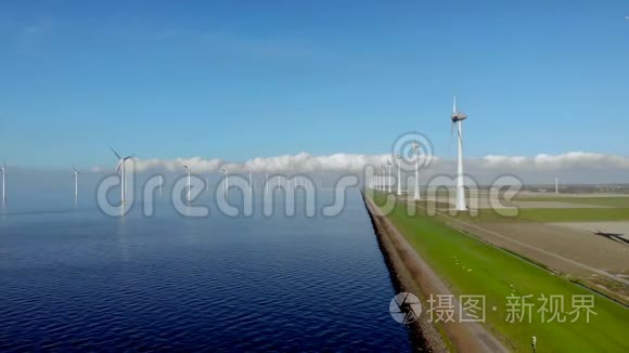 荷兰伊塞尔梅尔湖旁的一排风车，可再生能源风车农场弗列沃兰