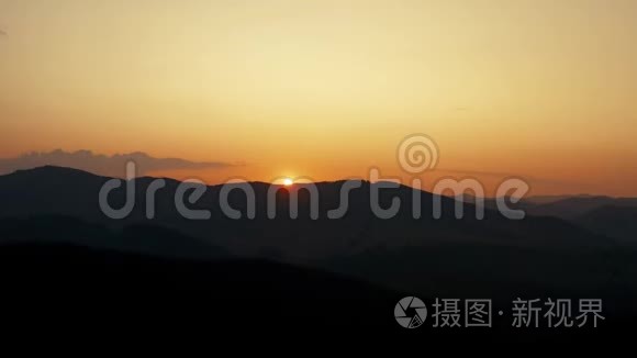 多山景观的日落。 太阳落在地平线以下。