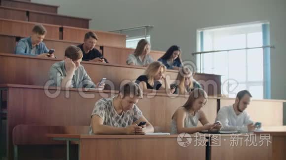 学生在大学教室里在线聊天。 对人的内向和恐惧