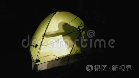 夜间森林露营帐篷里的怪物视频