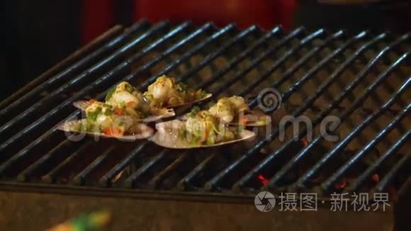 在木炭烤架上煮壳的蛤蜊视频
