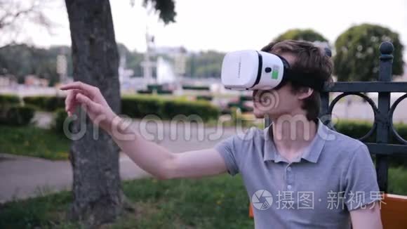 年轻人带着3DV R头安装显示器在公园看360电影，玩V R游戏。