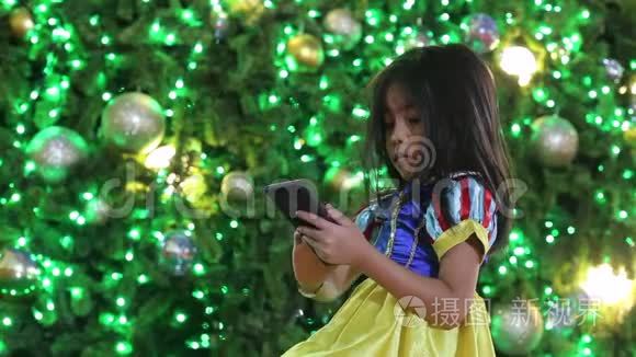 亚洲小孩用手机参加新年聚会