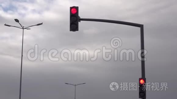繁忙十字路口的红灯视频
