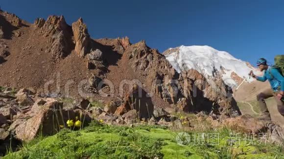 旅行者带着背包在山上徒步旅行视频