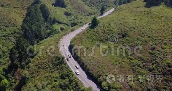 环绕着森林绿树车的弯曲的道路视频