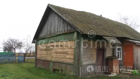 老木屋，森林村中的住宅村居屋，由不同的屋顶涂层结合而成