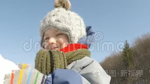 小孩子玩雪视频