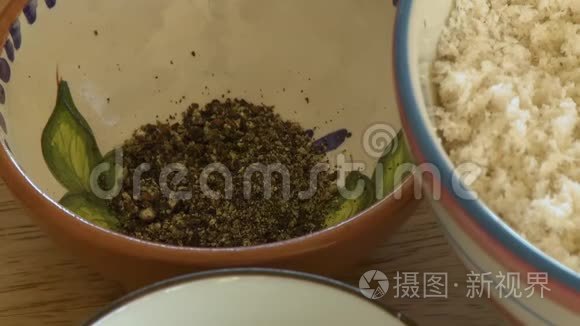 碗中的草药和香料视频