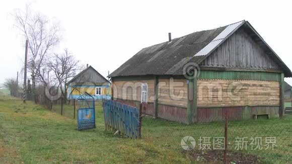 老木屋，森林村中的住宅村居屋，由不同的屋顶涂层结合而成