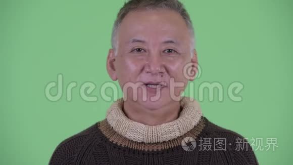 一脸快乐成熟的日本男人笑着准备过冬