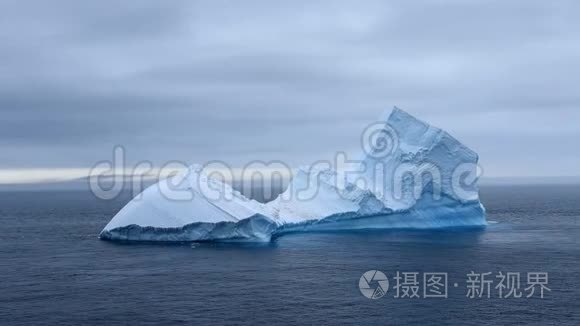 美丽的蓝色冰山漂浮在南极洲视频