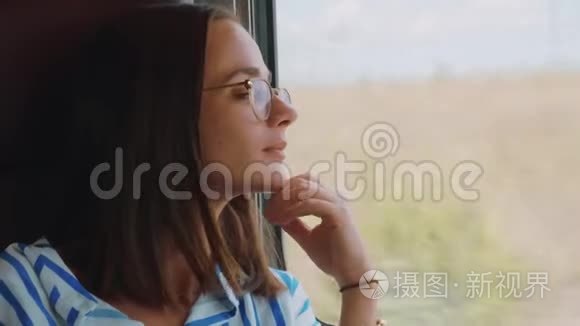 年轻女子喜欢乘火车旅行视频