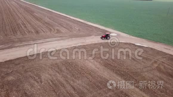 拖拉机骑到农场的顶景视频