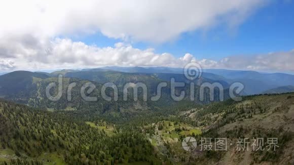 群山环绕的山谷的美丽鸟瞰视频