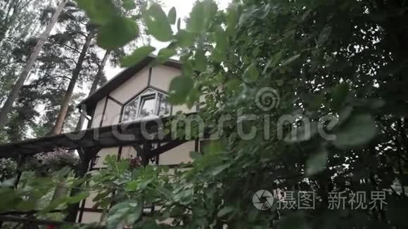 村里的小房子视频