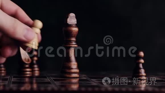 以一枚棋子赢得国际象棋比赛视频