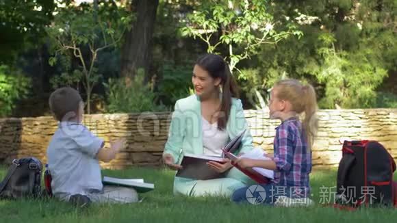 关于自然的课程，聪明的学童男孩和女孩与教师女读书，在课上聊天