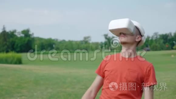 一名男子在公园里使用VR耳机，躲避障碍物，环顾四周