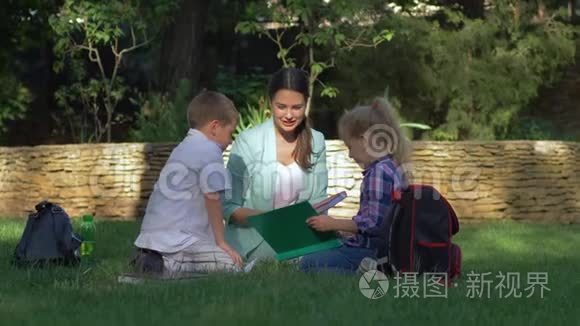 初中时，活跃的女学生和男学生与女教育家一起读书，学习期间聊天