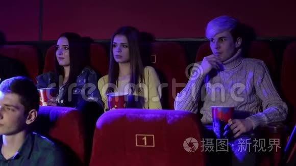 青少年在电影院看一部悲伤的电影。