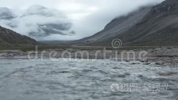 水在近山的岩石上盘旋视频