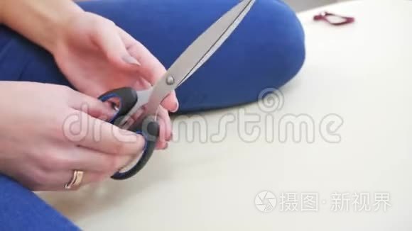 女人正在用剪刀剪空气视频