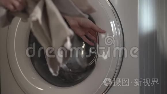 带有环保袋的女性装载洗衣机视频