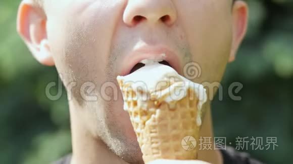 吃冰淇淋的男性嘴巴特写视频