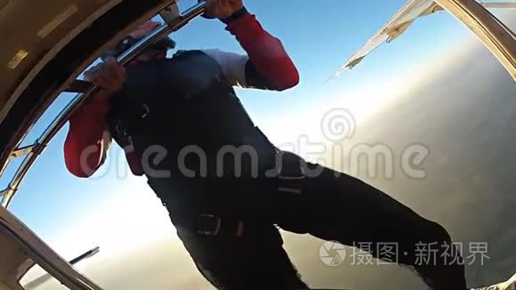 跳伞运动员缓慢地跳下飞机视频