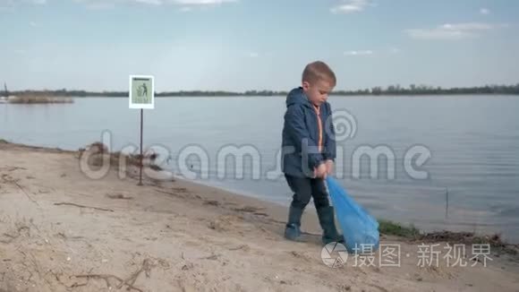 生态净化自然，清理结束后，小男孩在河滩的指向标志上拉了一大袋垃圾