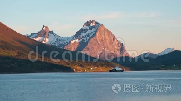 在峡湾的渡轮上有雪山