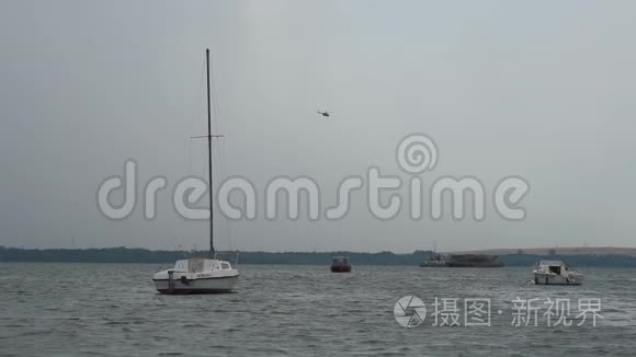 一架直升机飞过湖面，湖面上的小船