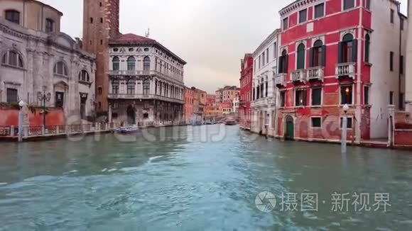 意大利威尼斯-2019年5月：运河街道十字路口。 房子被埋在水里。 在背景中，一座桥
