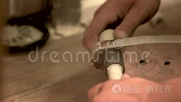 水管工手用塑料管工作。