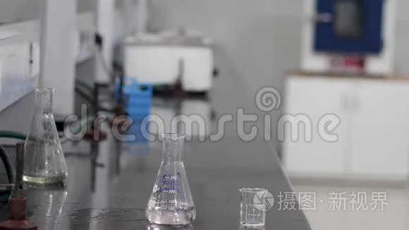 一位科学家把一种无色的化学物质从一个微型吸管倒进一个锥形的烧瓶