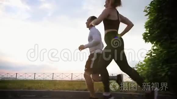 傍晚在小径上奔跑的运动型男女视频