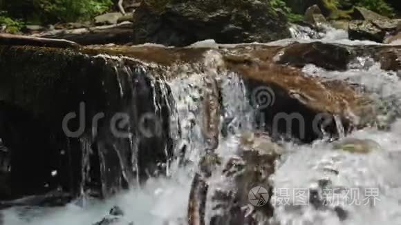 靠近山河.. 水流带着岩石。