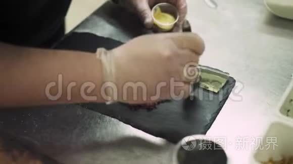 厨师用剁碎的金鱼装饰菜肴视频